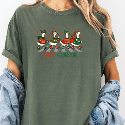 Merry Goosemas Christmas T-Shirt: Funny Holiday Farm Animal Tee